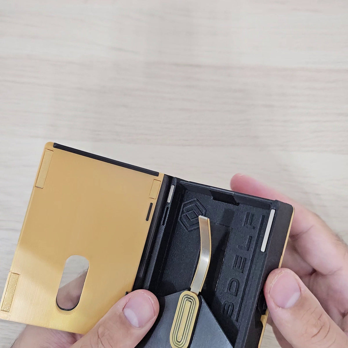 Karten-Klammer im vorderen Fach des WalletCase, gebogen wie ein Halbmond
