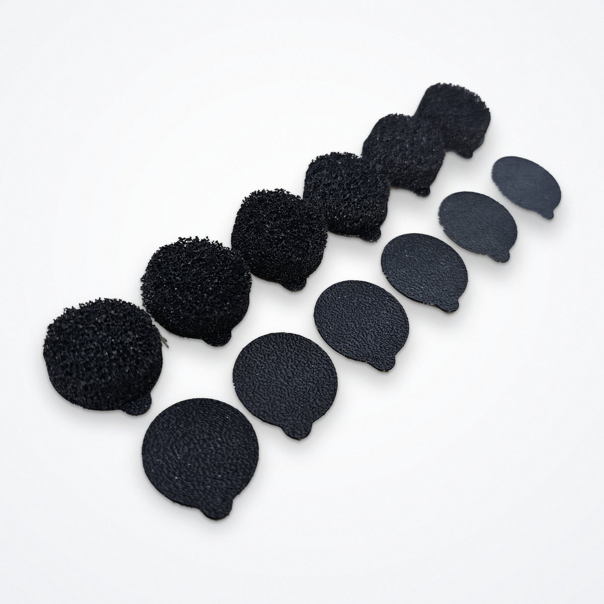 Sechs Pads und sechs Schutzplatten, seitlich