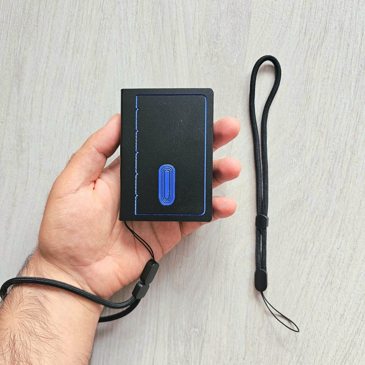Delf WalletCase in der Hand, Handschlaufe am Handgelenk