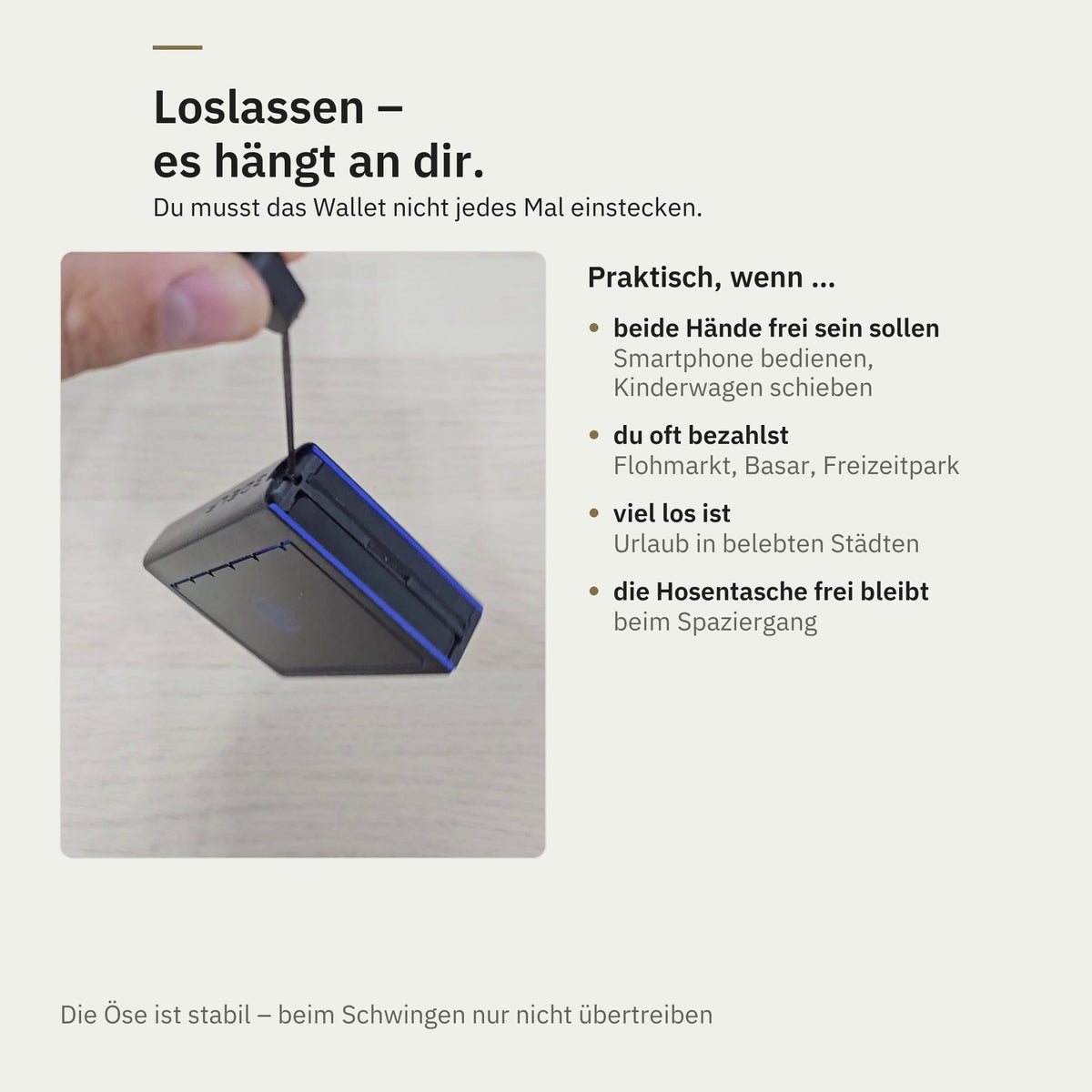 WalletCase hängt an der Handschlaufe – praktisch, wenn beide Hände frei sein sollen