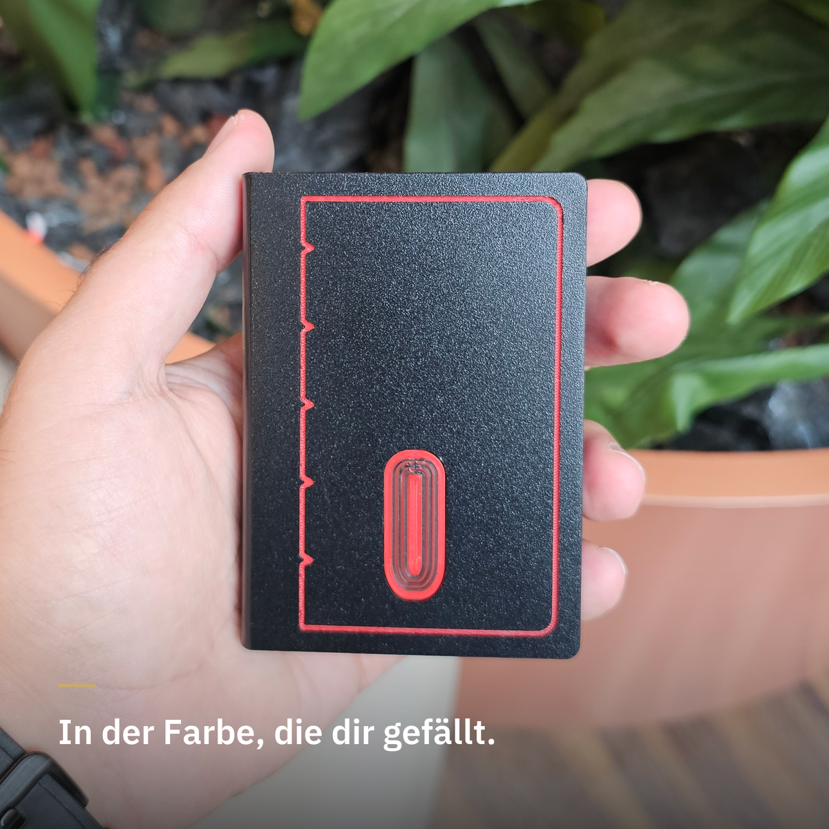 Delf WalletCase in Rot in einer Hand — Vorderseite mit Griffmulde