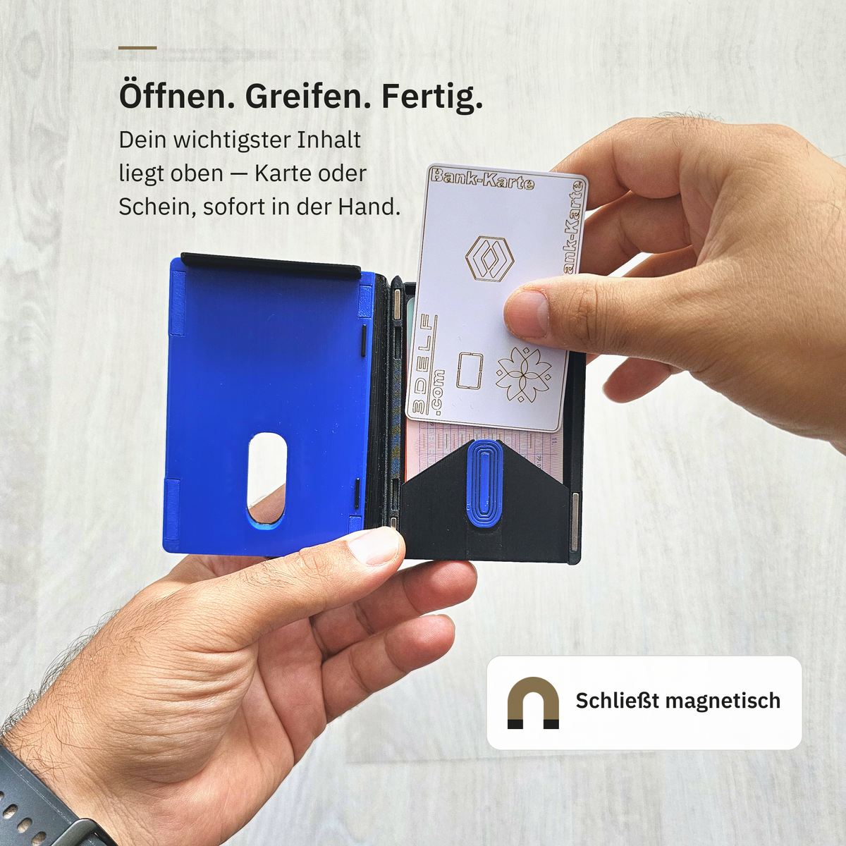Geöffnetes Delf WalletCase: der oberste Inhalt liegt sofort griffbereit, der Deckel schließt magnetisch