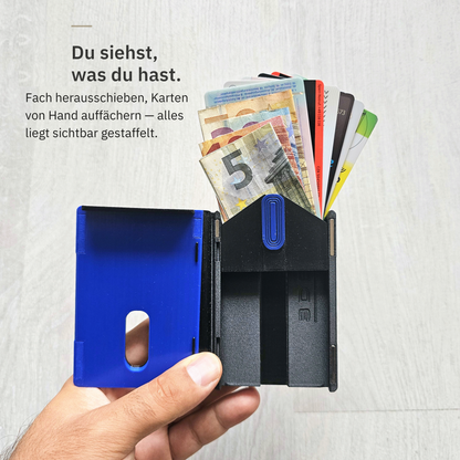 Karten im Delf WalletCase von Hand aufgefächert — alles liegt sichtbar gestaffelt
